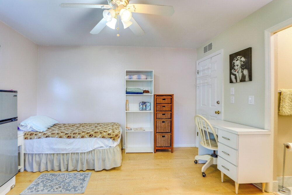 Walkable Studio in Pinellas Park w/ Desk & Patio