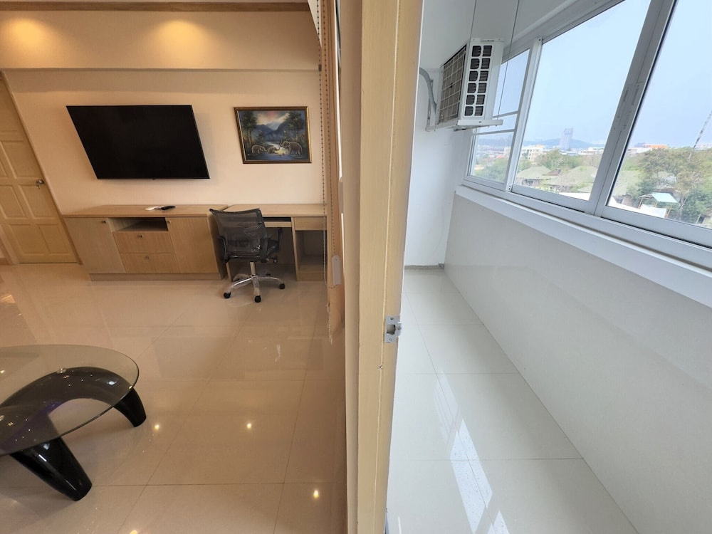 Stylish 1-bedroom Corner Condo Near Thepprasit Night Market -keha Condominium