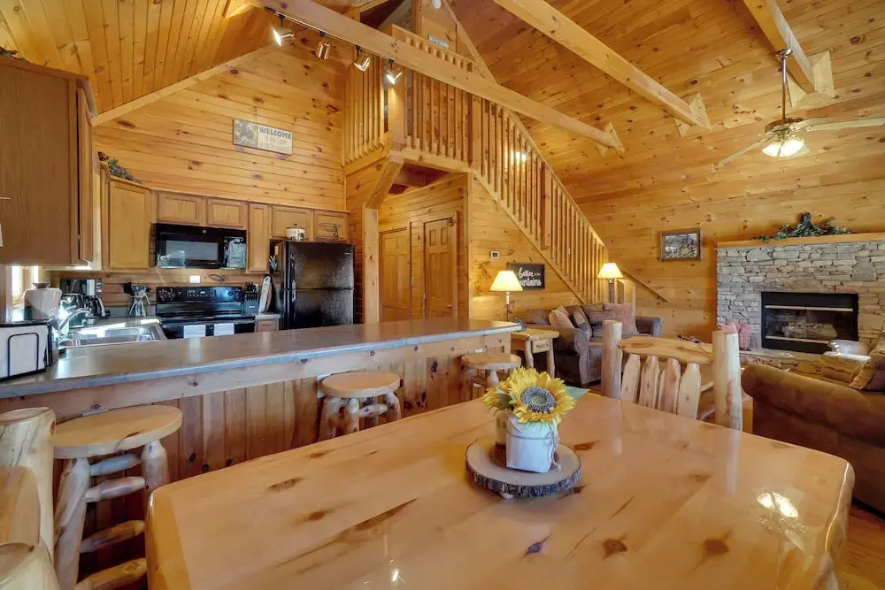 Gatlinburg Scenic Cabin w/ Hot Tub 2 Mi to Dtwn