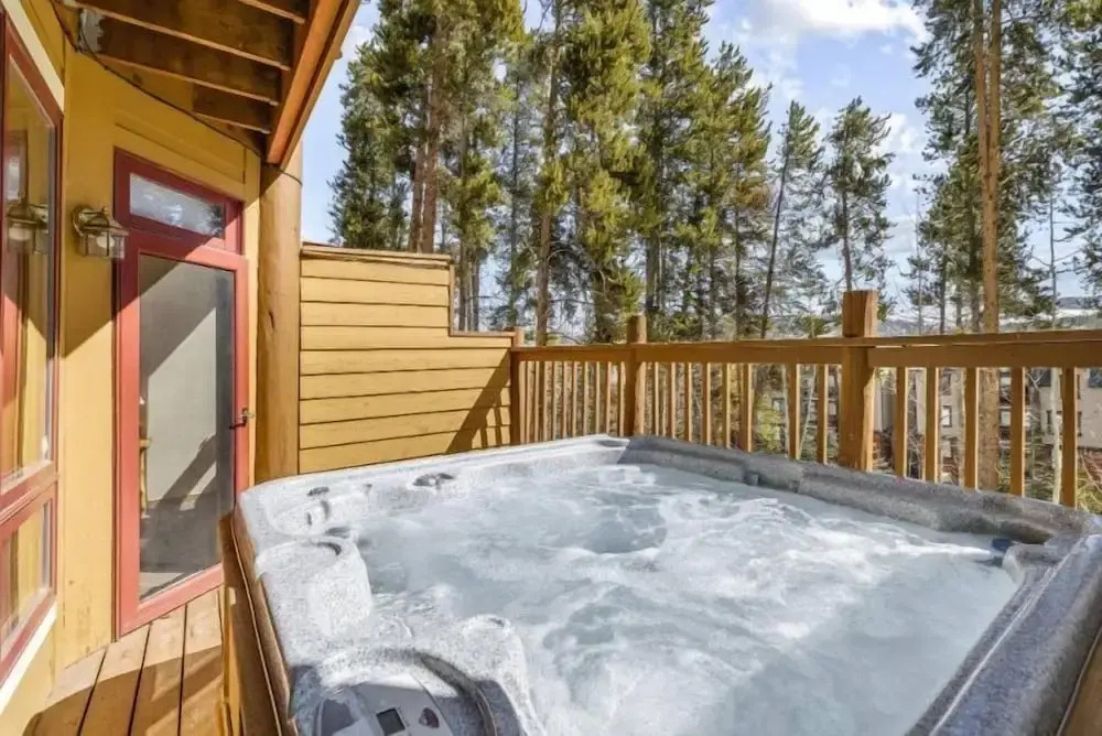 Beautiful 4 Bedroom Townhome Near Snowflake Lift in Breckenridge