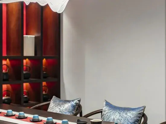 QIANNA HOTEL (Zhenghong City Provincial People's Hospital)