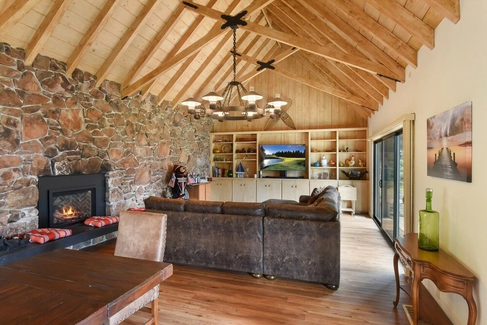 Villa Montagna Lodge 5 Bedroom Home by Redawning