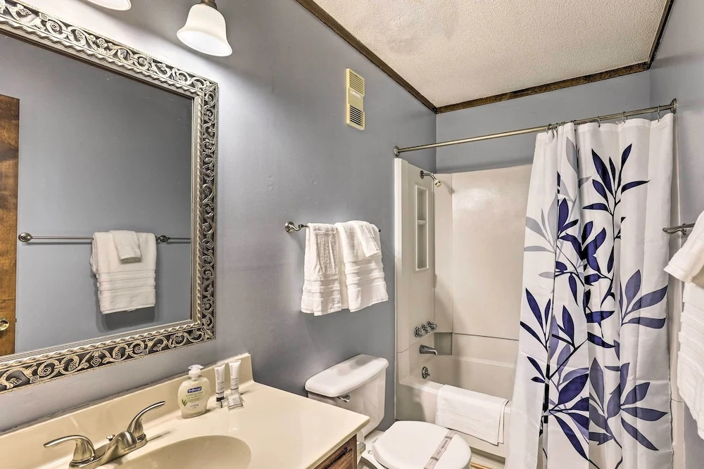 Pool Access & Slope Views: Beech Mtn Condo!