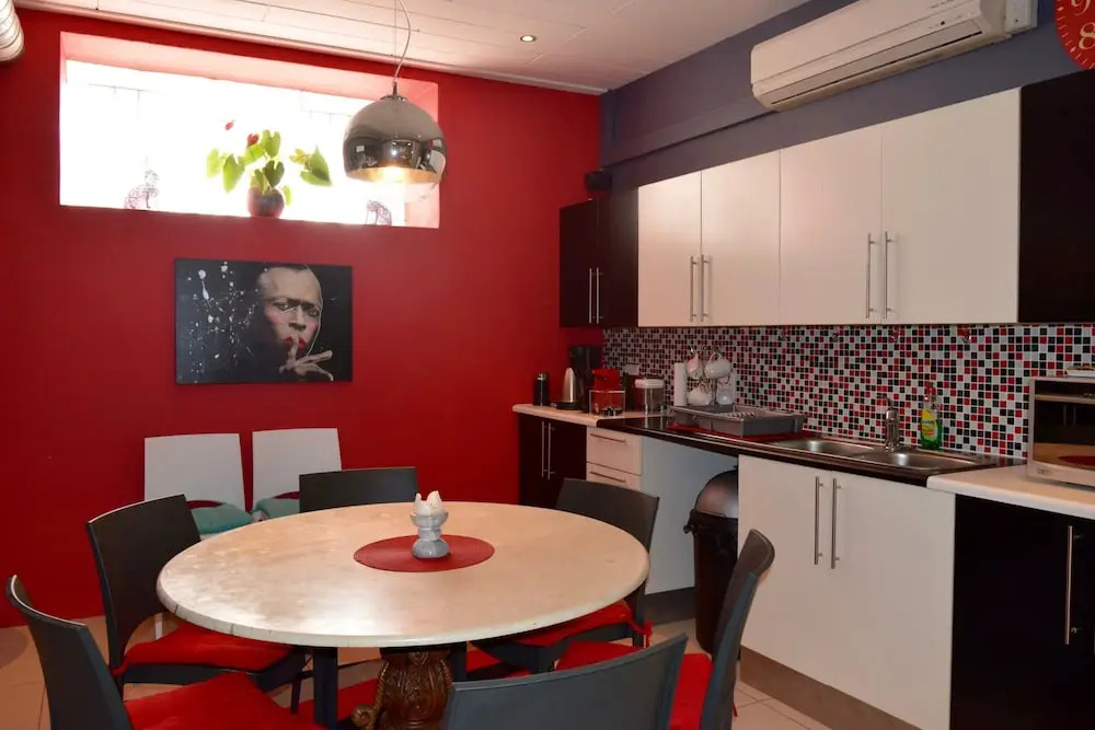 Modern 3 Bedroom Apartment in Central Cape Town