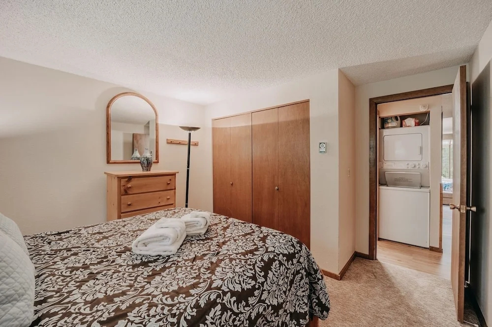 84sw - Sauna - Soaker Tub -  Fireplace - Sleeps 6 2 Bedroom Home by RedAwning