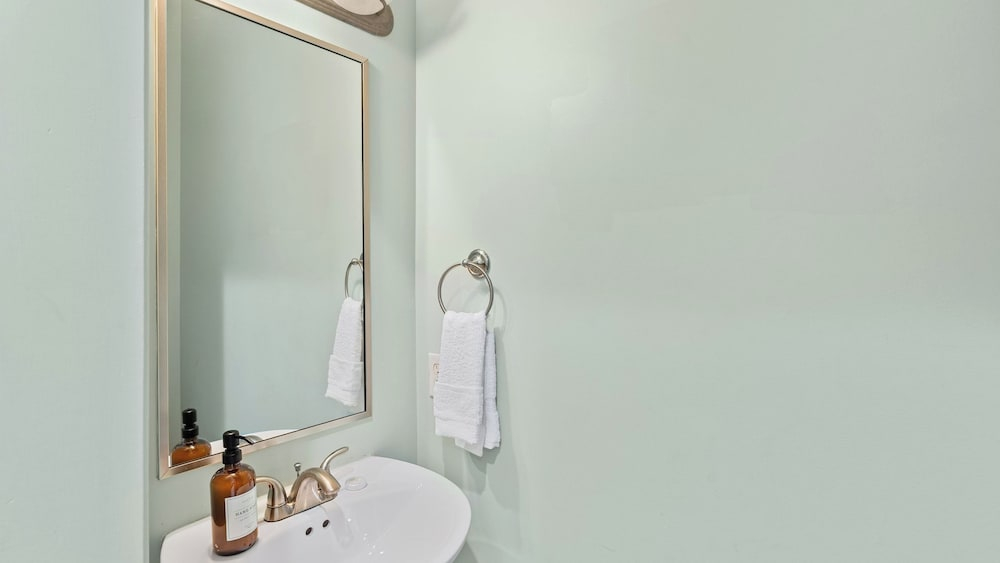 Tidal Charm by Avantstay Walk to Beach, Community Pool, Balcony, Ocean Views