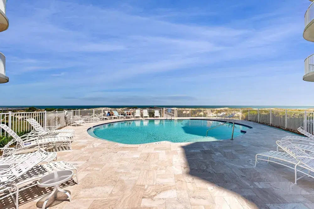 Oceanfront Condo With Great Ocean View, Balcony, Fast Wifi & 2 Shared Pools