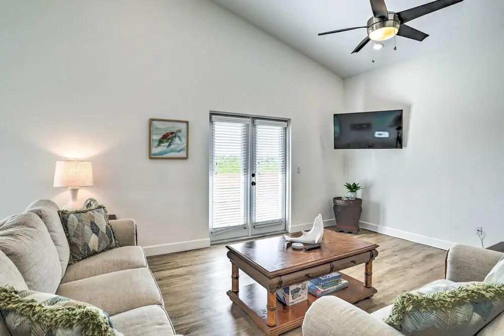 Family-friendly Tampa Home < 3 Mi to Ocean!