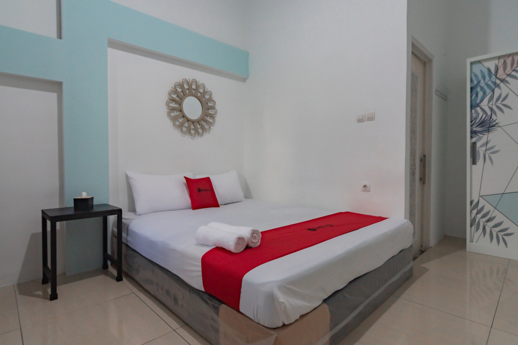 RedDoorz at Jalan Otista Karawang