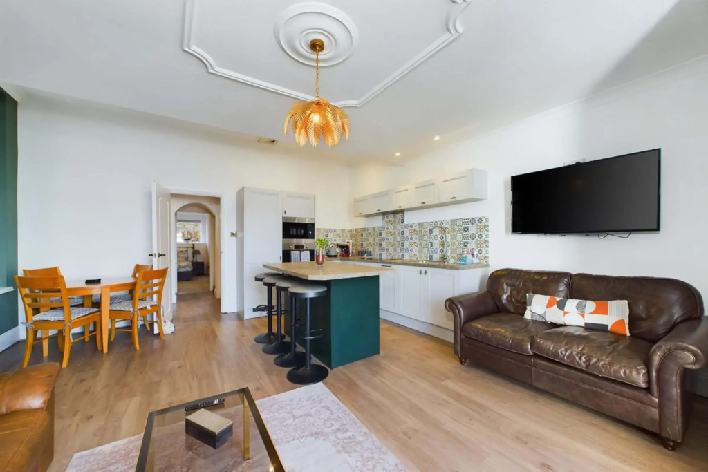 Loveliest Homes Torquay - Vernon Court - 3 bed, 2 bathroom, balcony, parking