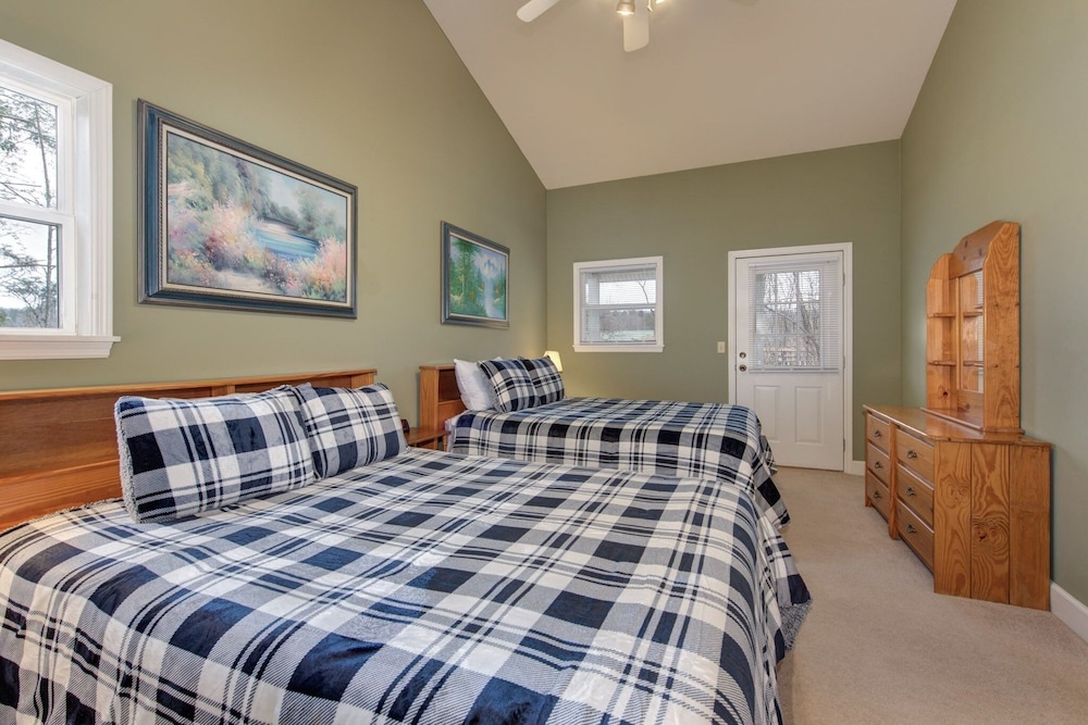 Gatlinburg Getaway 2 BDR in the Heart of Town!