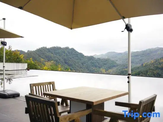 Mount Qingcheng · Moon Close to People Cliff Private Hot Spring Boutique Stay