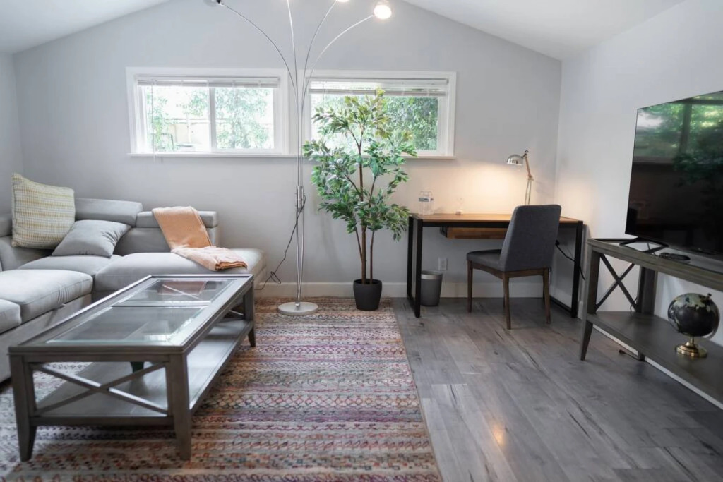 CHARMING UPGRADED 1-BEDROOM HOUSE IN GLENDALE  (p55)