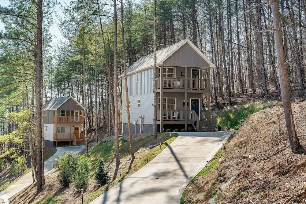 Ideal Location & Mountain Views: Chattanooga Home!