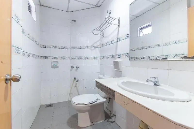 Super OYO 447 Comfort Hotel Meru
