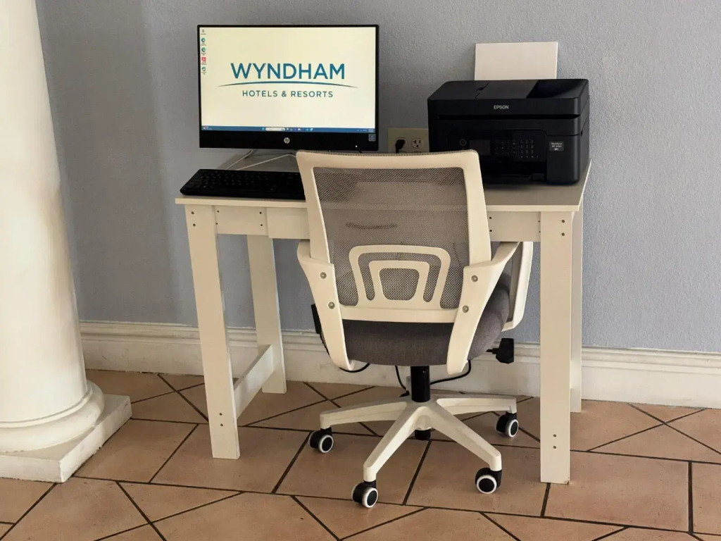 Super 8 by Wyndham Eagle Pass