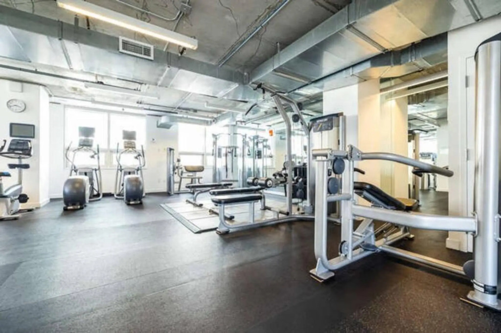 City Condo - In Midtown with pool and parking