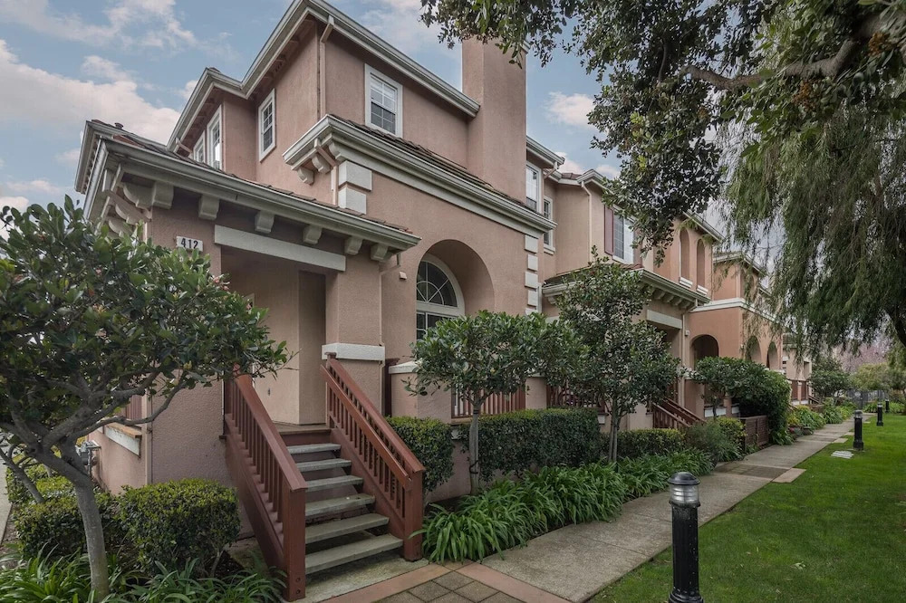 Posh Waterfront - 3 Br Condo