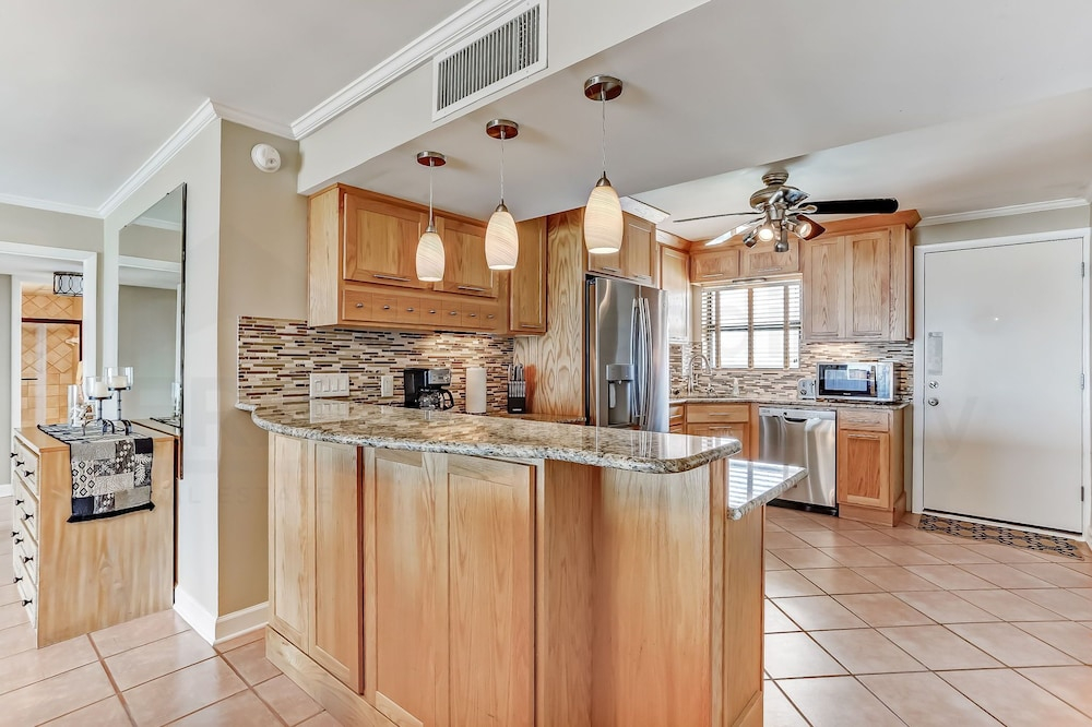6th Floor, Updated and Beautiful! Oceanfront Condo With Balcony, Fishing Pier