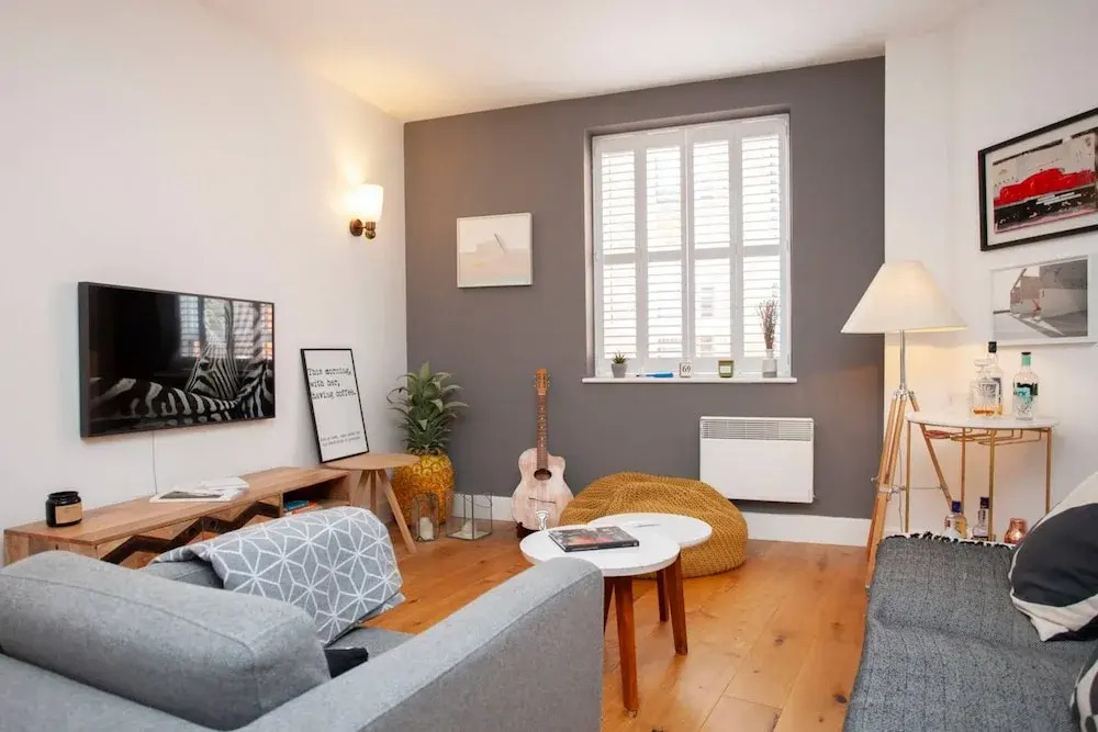 Central Designer 2 Bedroom Apartment in Portland Square