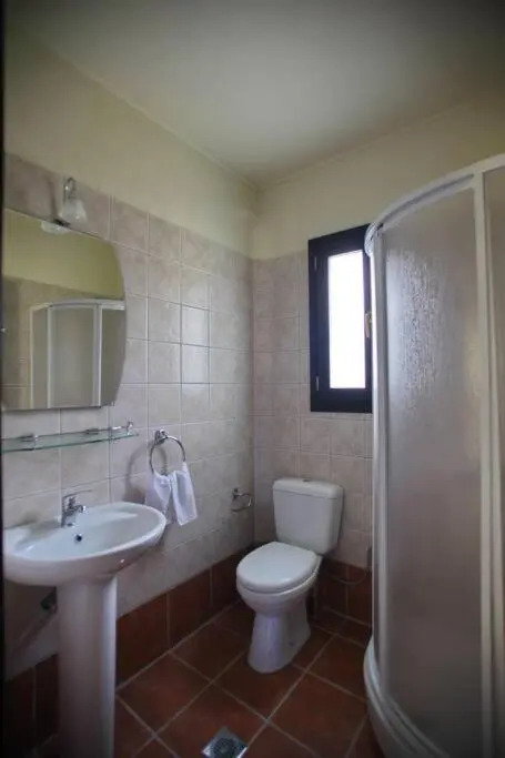 Kitty's House,country,olive grove,private,quiet,views ,1 km to skopelos ,sleeps 5