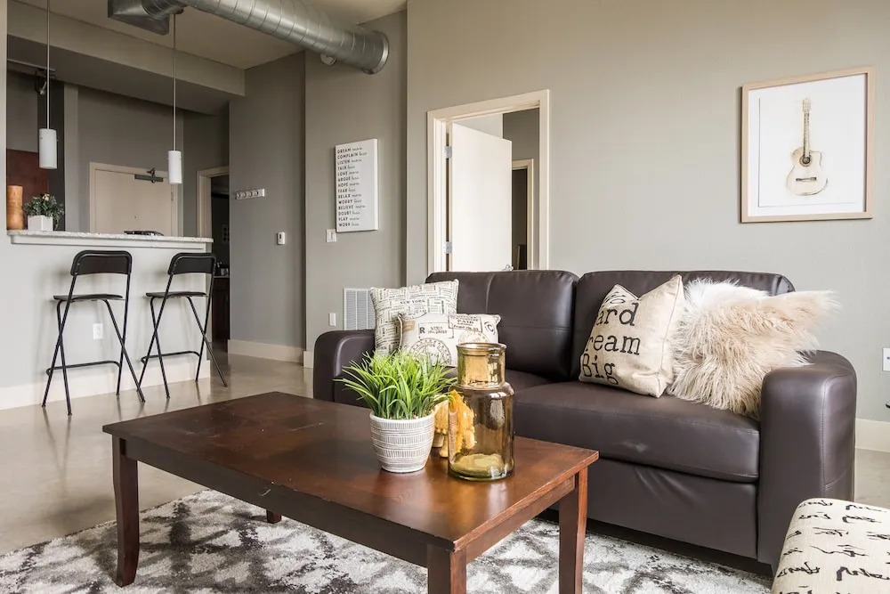 Downtown 1 BR and 2 BR Apts near Riverwalk by Frontdesk