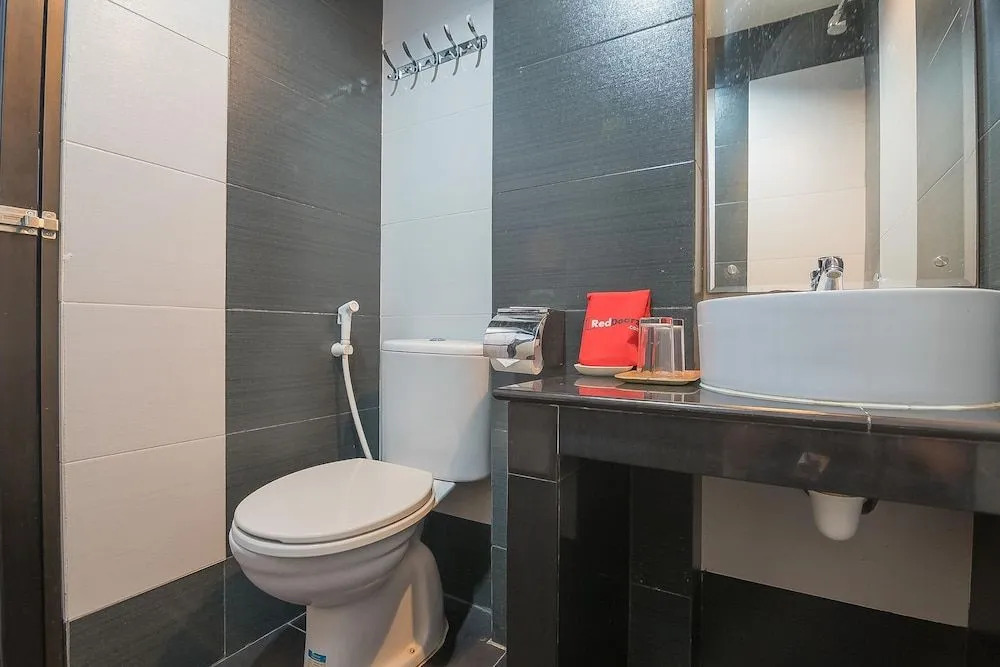 RedDoorz Premium near Harbour Bay Mall Batam 2