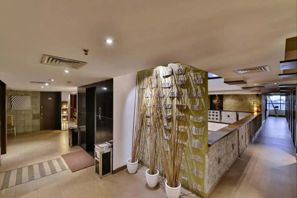 17 Degrees Hotel