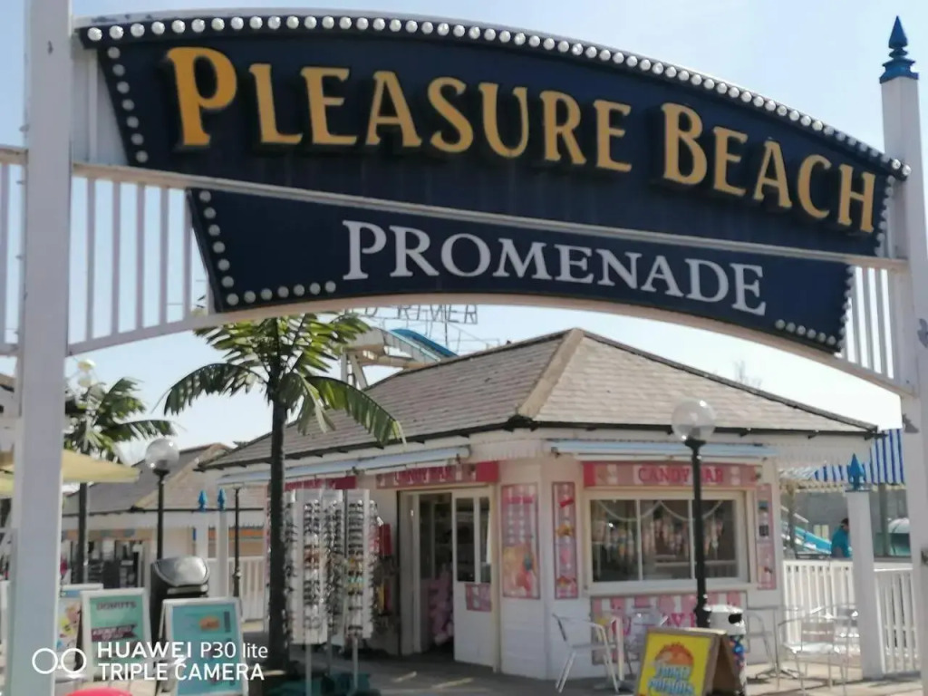 Beach Apartment - Sleeps 4, Garden & Parking