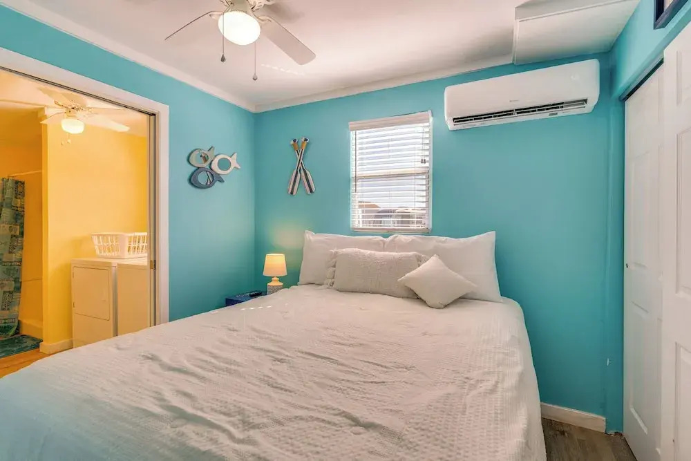 3 Mi to Gulf! Fort Myers Beach Gem w/ Pool Access