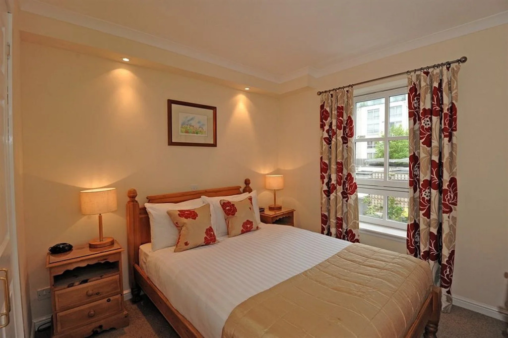 PREMIER SUITES Edinburgh Fountain Court