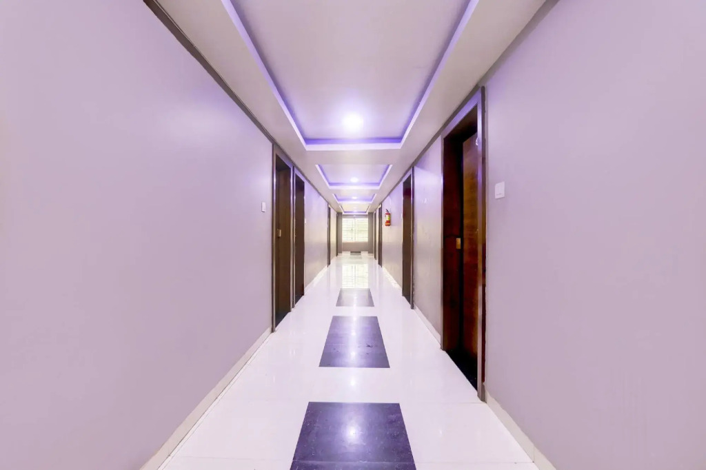 OYO 27960 Hotel Divya Sai Palace