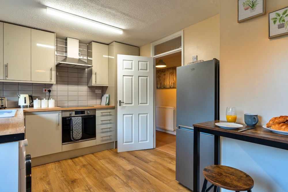 Cozy 3 Bedroom Apartment in Southern Lea