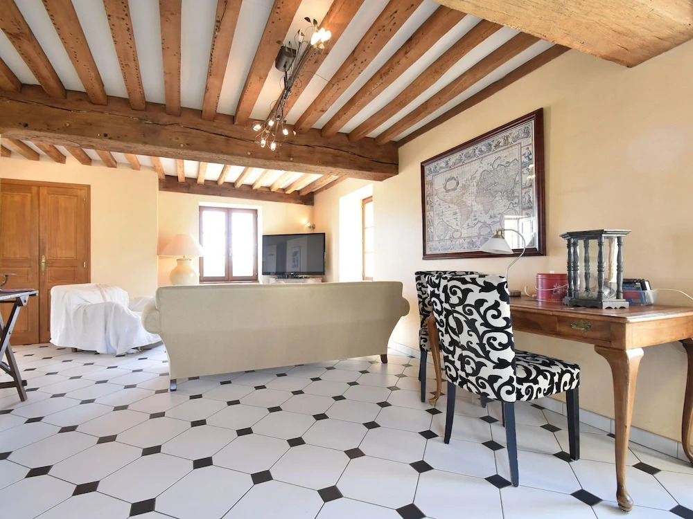 Vintage Farmhouse in Vinzelles with Pool