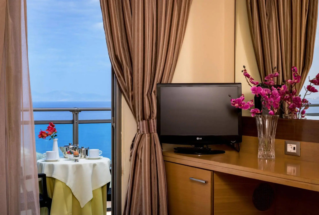 Manousos City Hotel