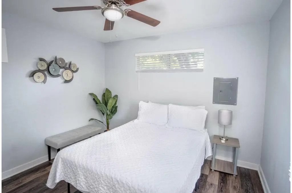 Remodeled Vintage Charm 1br/1ba Apt Close to DT