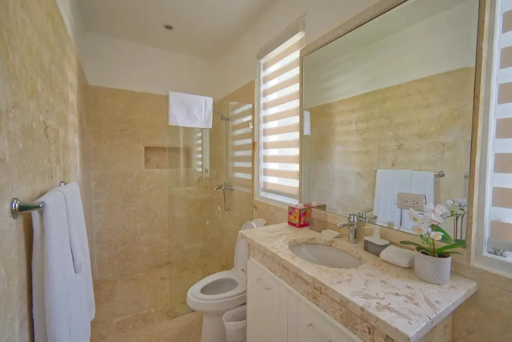 Fantastic 8-bedroom Golf-front Mansion Near the Beach