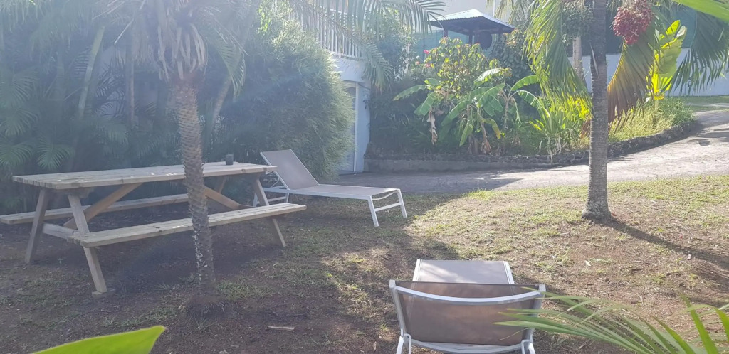 Studio avec jardin, lit king size, plage et commerces à pied