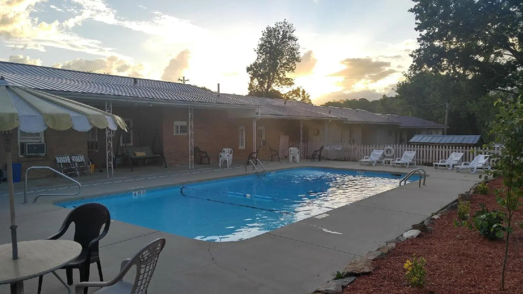 RoseWood Inn