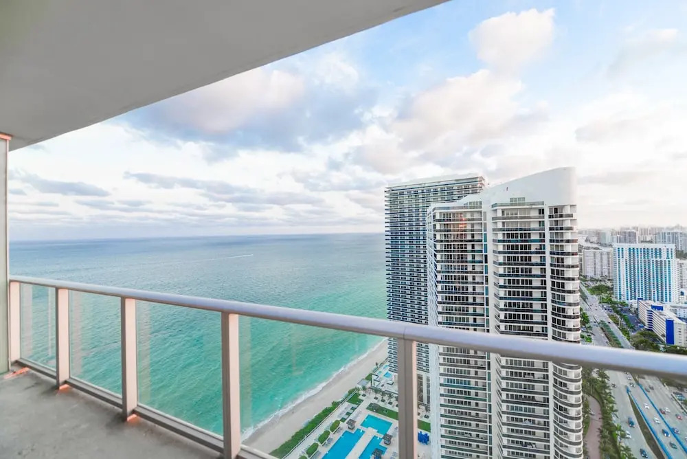 Luxury Condo wOcean Views close to Beach