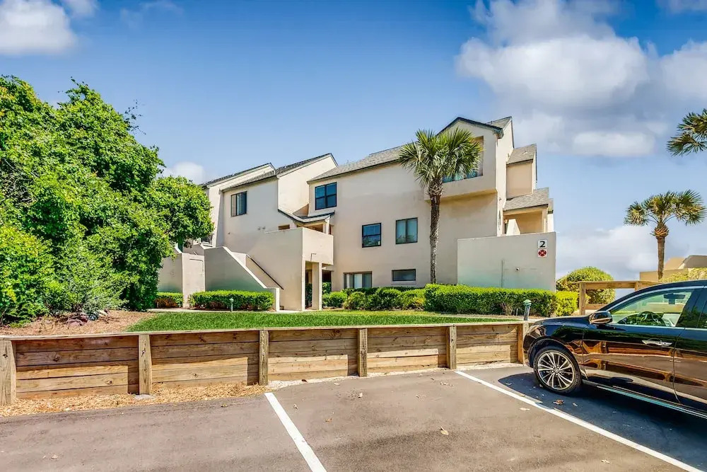 Lovely oceanfront townhouse in Summer Beach Village w/Shared Pool, Central AC