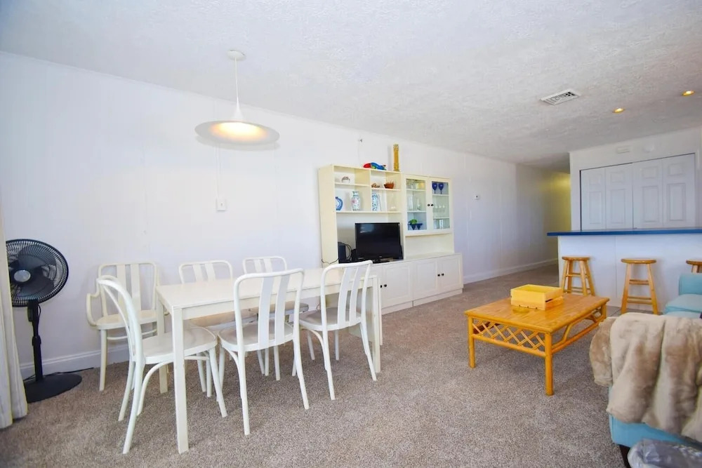 Alameda 6 1 Bedroom Condo by RedAwning