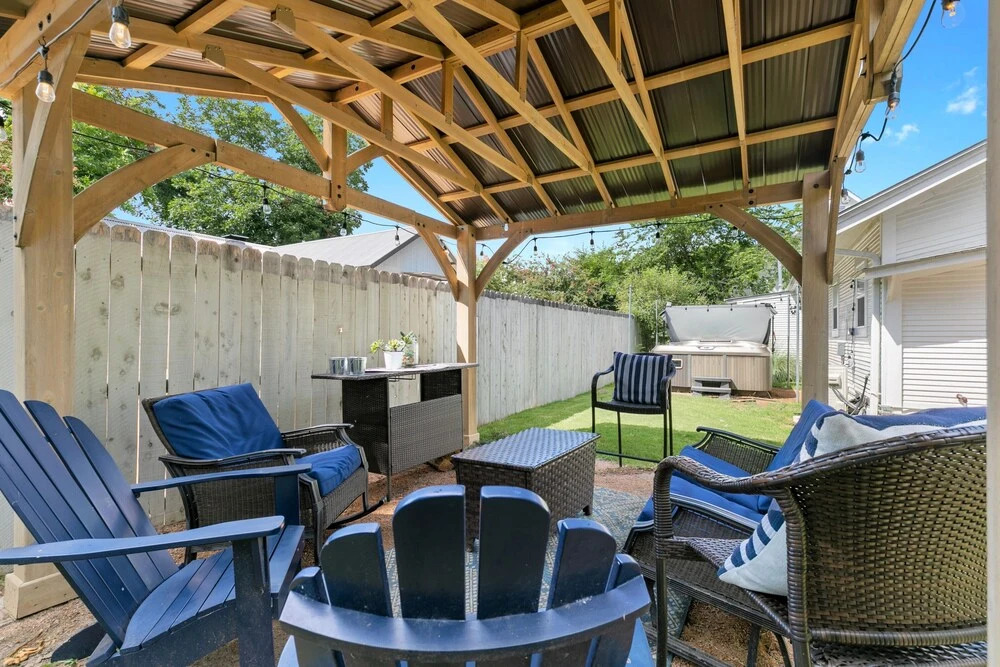 Luxurious Home Near Main With Fire pit and Outdoor Bar