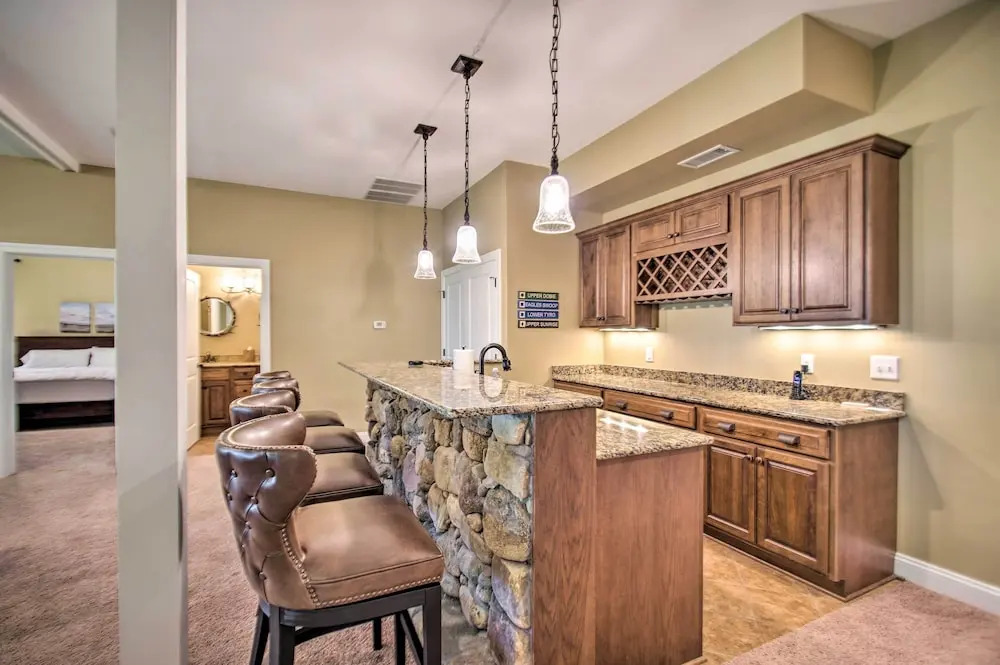 Luxe Wintergreen Resort Escape w/ Hot Tub!