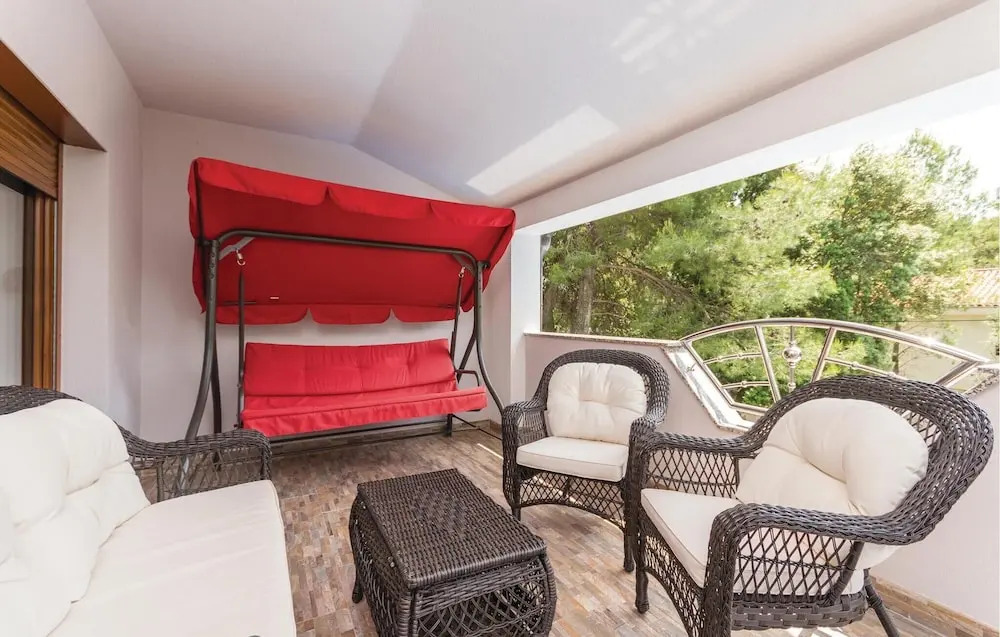 Four-Bedroom Holiday Home In Pakostane