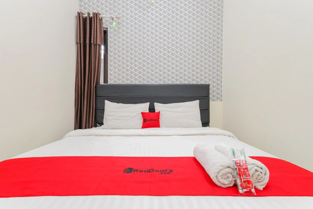 RedDoorz Syariah near Green Park Jatiwarna