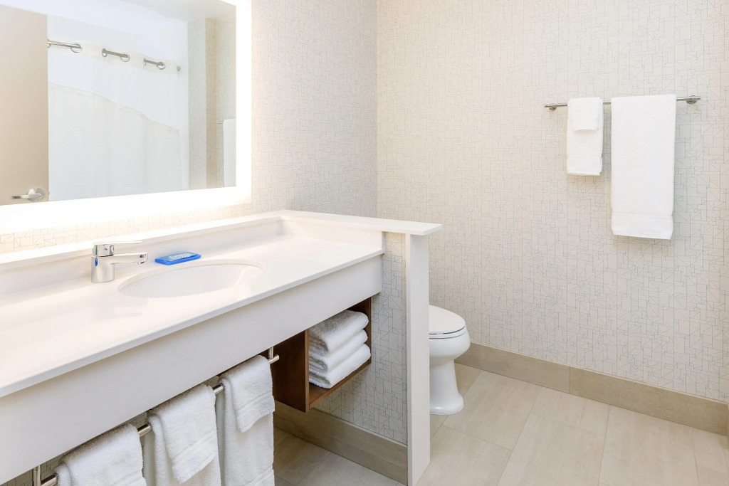 Holiday Inn Express & Suites - Sturbridge by IHG