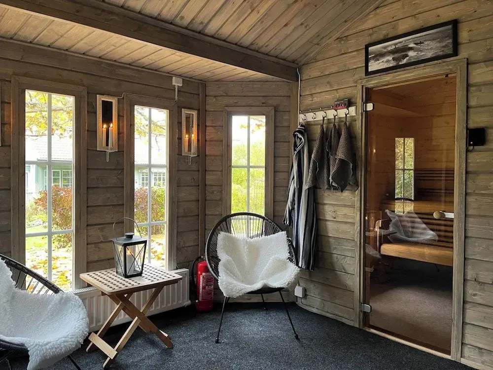 House with Hot Tub and Sauna 300 near the Lake