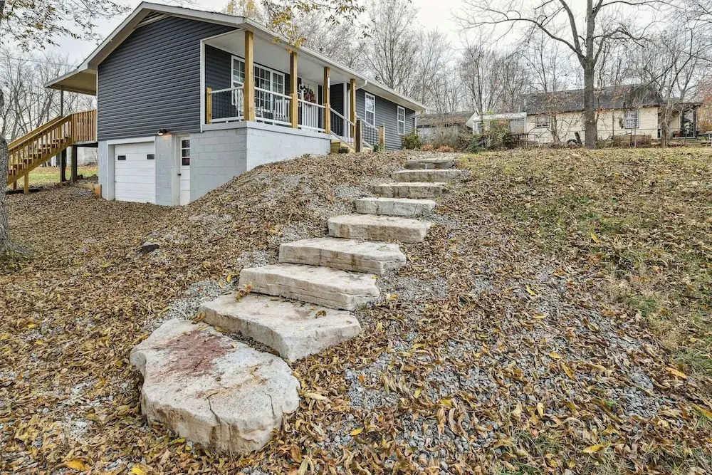 Vine Grove Home w/ Deck, 4 Mi to Saunders Springs!