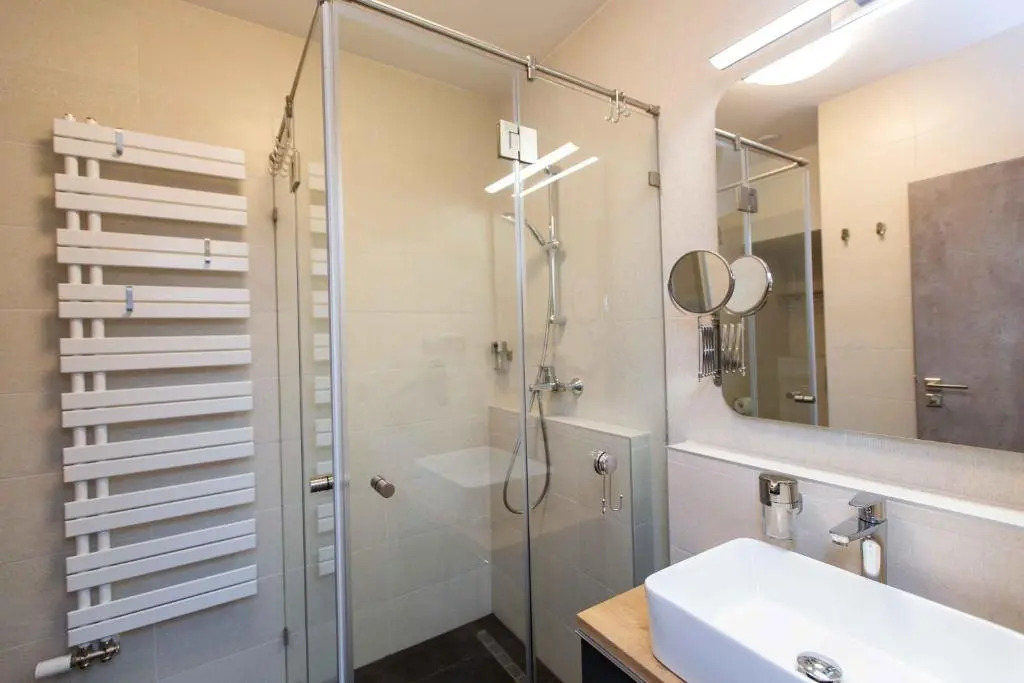 Premium Rooms by Hi5 - Style at the Comedy Theater
